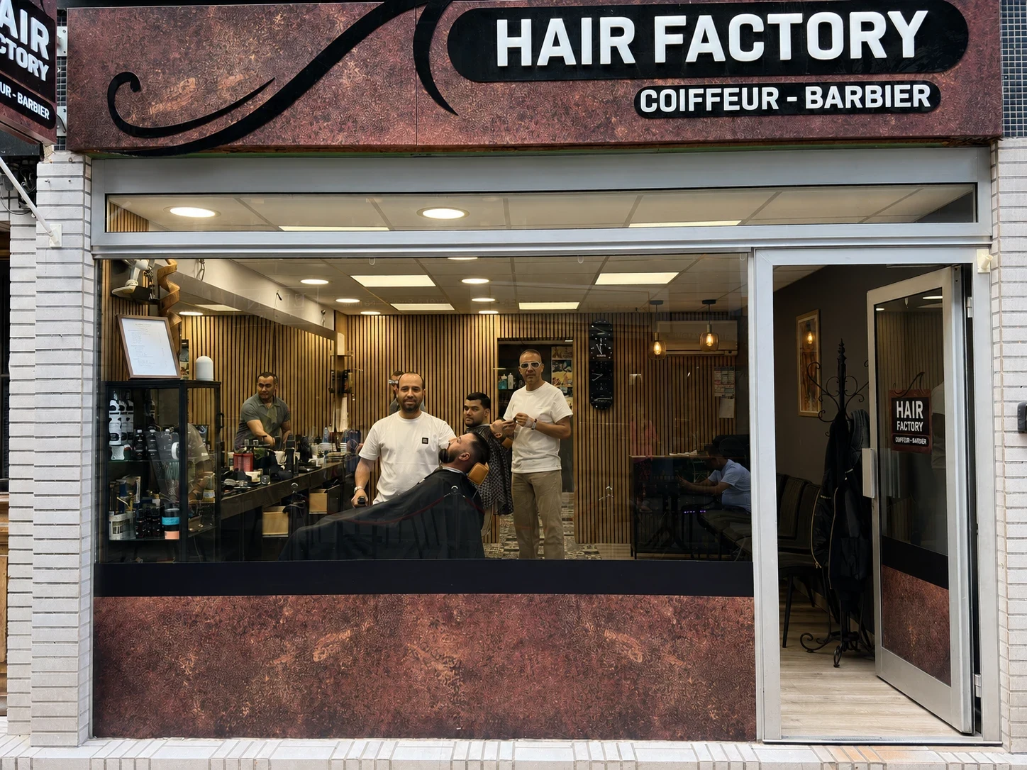 Devanture du salon Hair Factory à Annemasse, coiffeur barbier